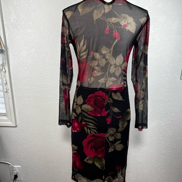 Dress with flowery fabric in medium size - Picture 5 of 15